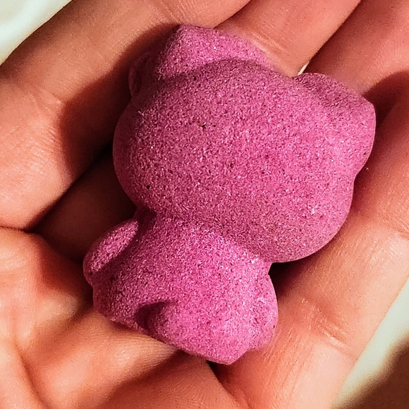 UV Reactive Honeycomb Ruby Hello Kitty Crystal Carving - Picture 4 of 7